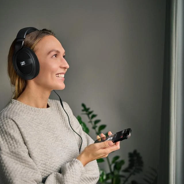 HD 569 Closed Back Over Ear Headphones