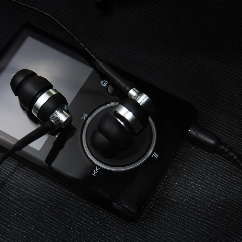 Fon Telinga Berwayar M2 dengan Bass & Kejelasan Dipertingkat