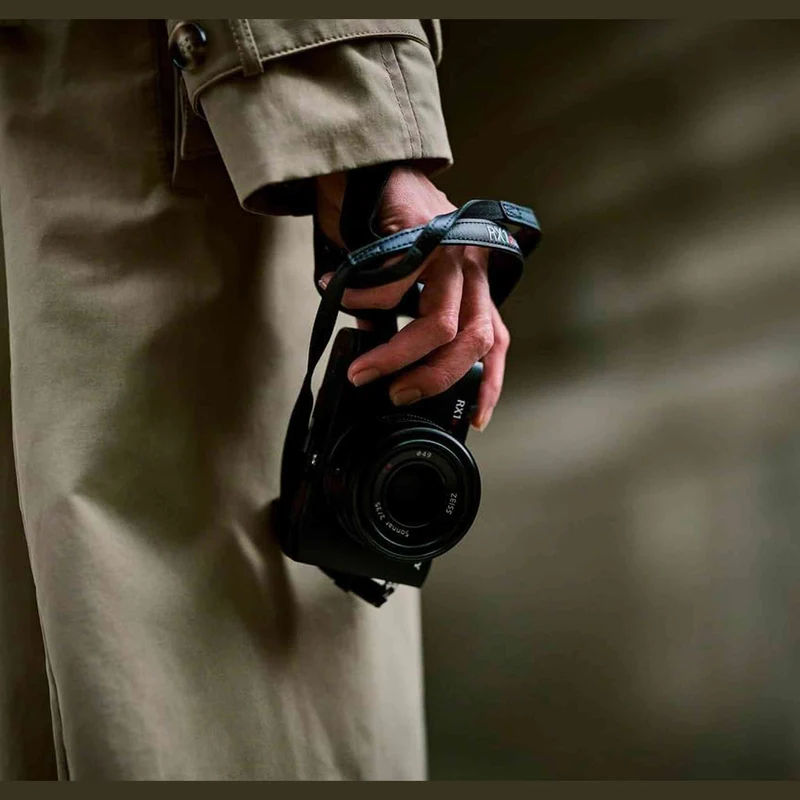 Sony RX1R III Full-Frame Premium Compact Camera Optimized with 61 MP CMOS Sensor, ZEISS® Sonnar T* 35mm F2 Lens, BIONZ XR™ Processor and AI-Based Subject Recognition