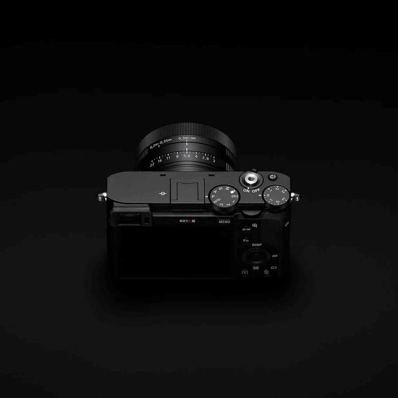 Sony RX1R III Full-Frame Premium Compact Camera Optimized with 61 MP CMOS Sensor, ZEISS® Sonnar T* 35mm F2 Lens, BIONZ XR™ Processor and AI-Based Subject Recognition